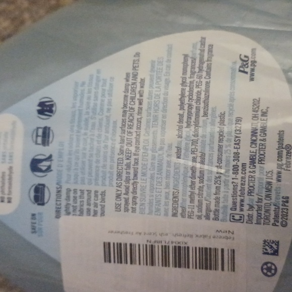 4/$30 New Febreze Fabric Spray - April Fresh (800 mL) - Picture 4 of 6